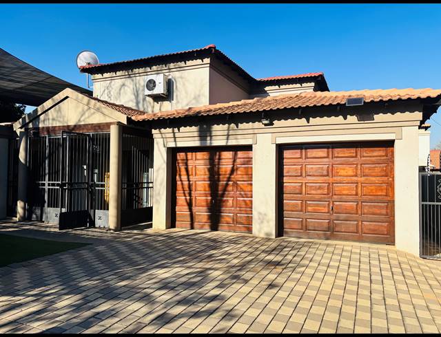 4 BEDROOM HOUSE RENTED IN MORELETA PARK